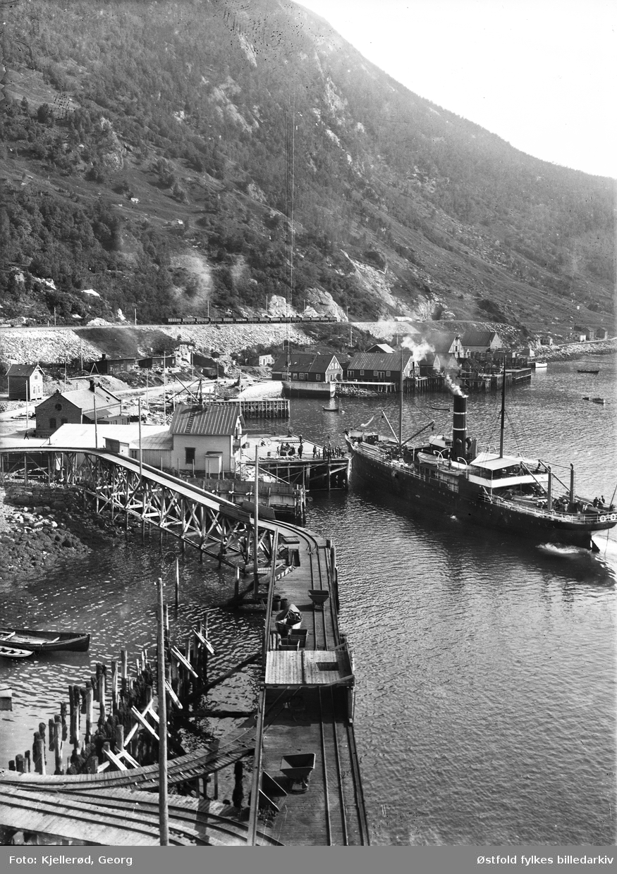 Narvik med havn, dampskip ved kai, jernbanesproet til Ofotbanen.