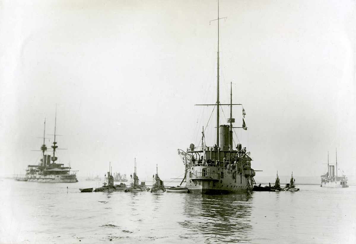 Brittiska örlogsfartyg på Gibraltars redd. Mitt i bilden ses HMS Bonaventure, sjösatt 1892 som kryssare. Ombyggd till depåfartyg för ubåtar 1907.
