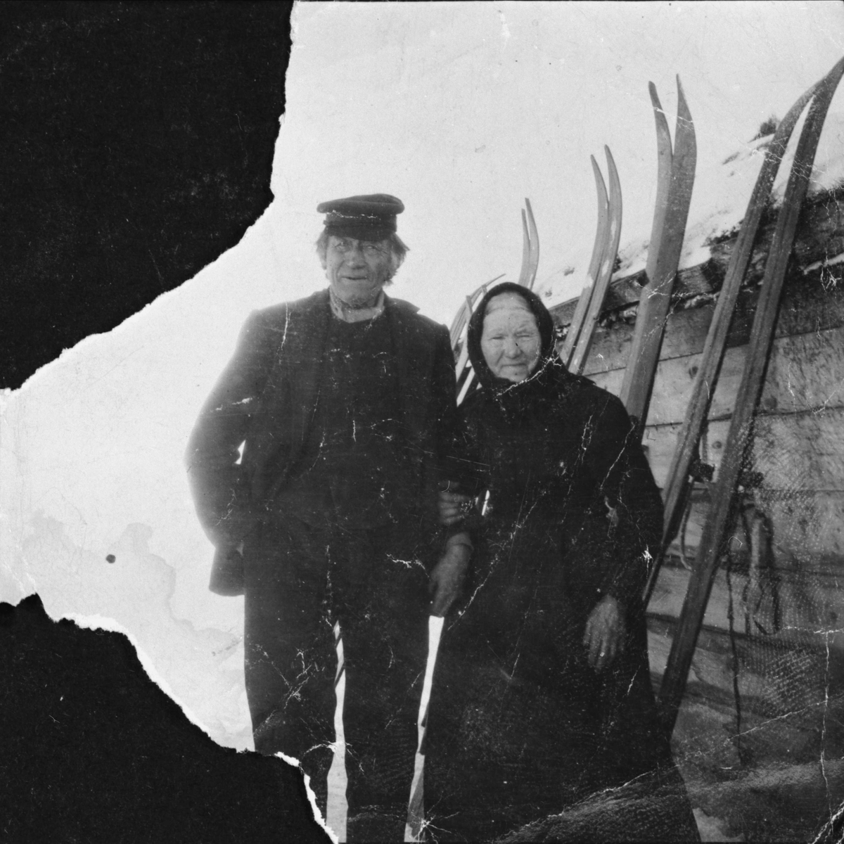Jakob og Gunnhild Paulsen foran "Gunnhildstua". Ski i bakgrunnen.