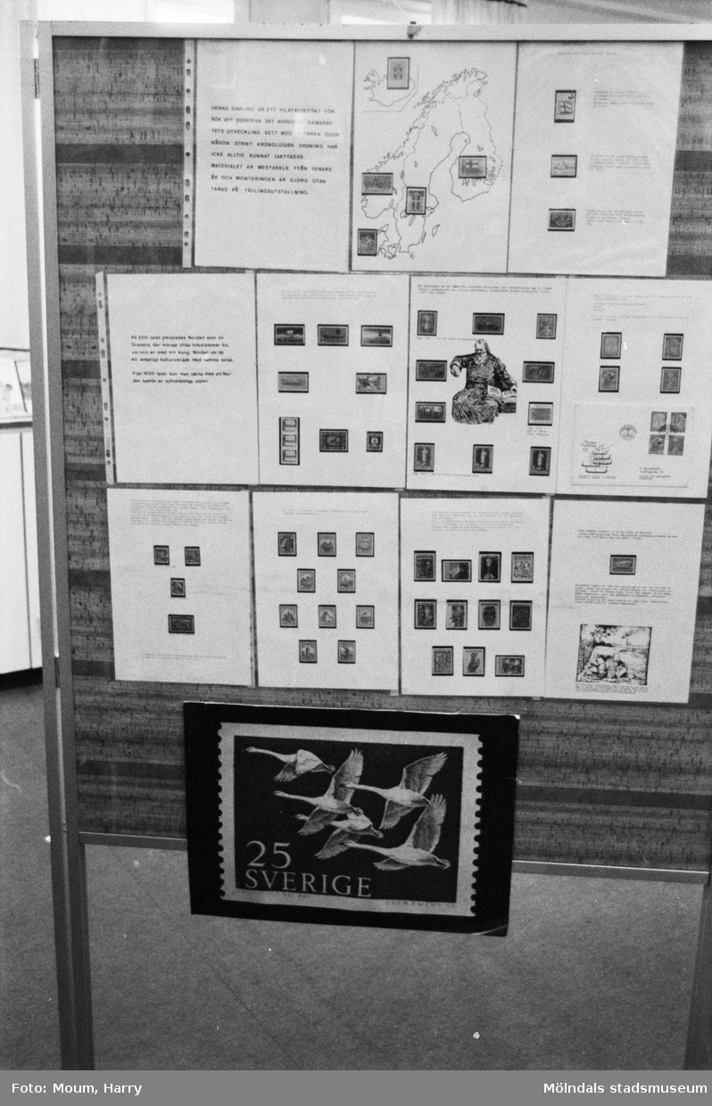 Frimärksutställning på Lindome bibliotek, år 1983. "Det är en sevärd utställning som visas i Lindome."

För mer information om bilden se under tilläggsinformation.