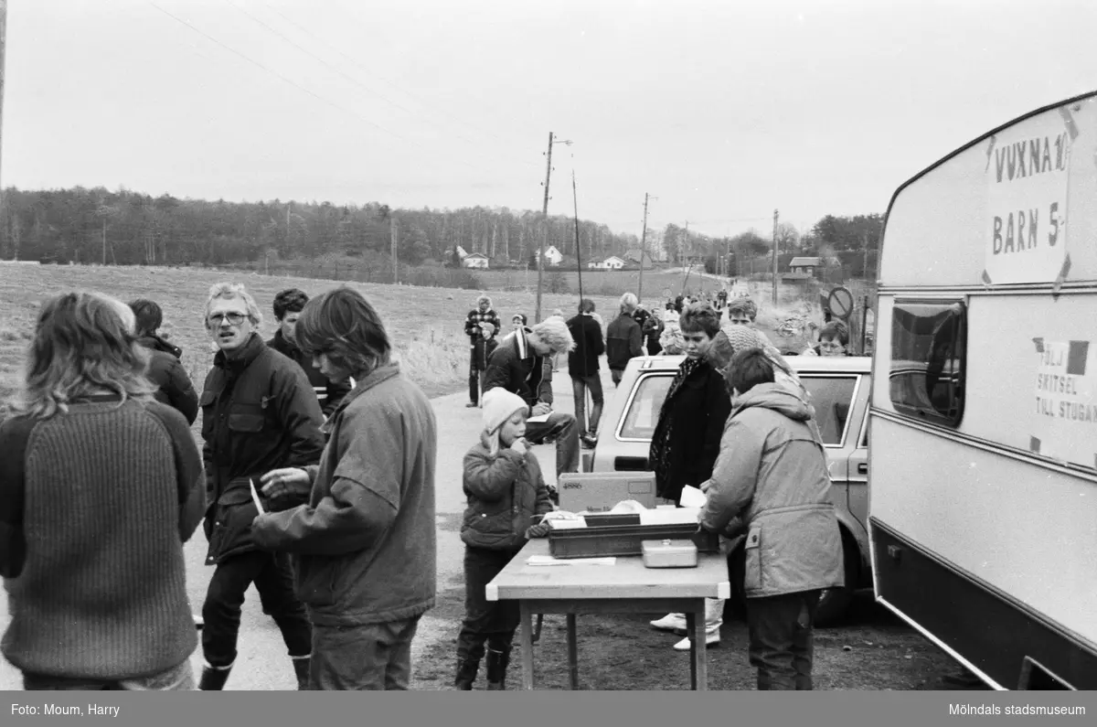 Lindome Bågskytteklubb anordnar poängpromenaden Gåsajakten i Lindome, år 1983. Start vid Gödebergsvägen.

Fotografi taget av Harry Moum, HUM, Mölndals-Posten, vecka 46, år 1983.