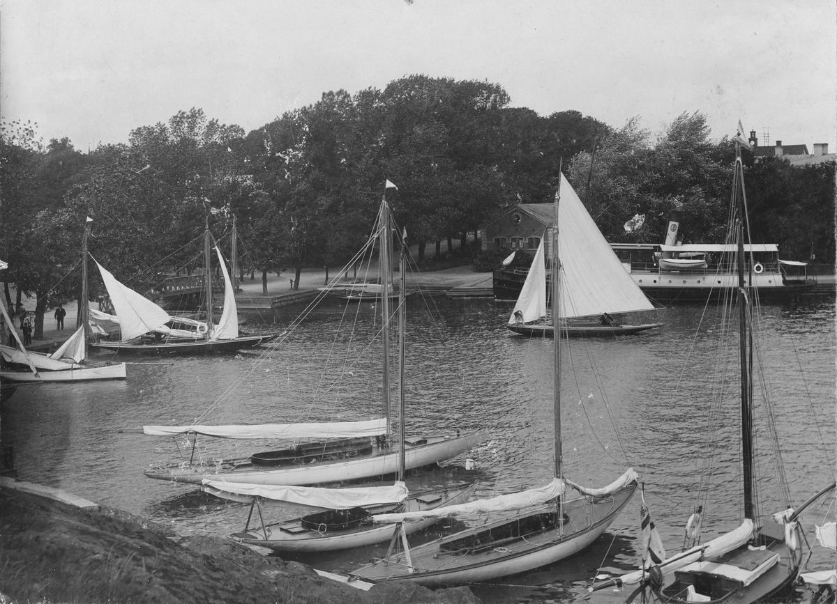 Övrigt: Från skridskopaviljongen på Kastellholmen, som användes som klubbhus av KSSS till 1919. På frälsarkransen på segeljakten t v närmast bron kan med lupp läsas: 