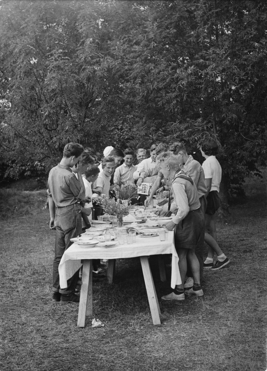 KSSS-juniorer festar på cornflakes i samband med Dalaröregattan i augusti 1950