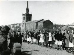 Narvik. 17.mai 1945. Russen i 17.-maitoget i Kirkegata. Barn