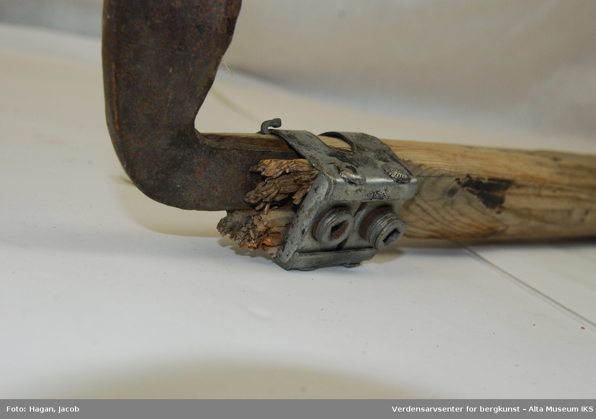 Ljå skjeftet med patent metallholk med skruer.
Form: Langorv med to inntappete tverrtre til håndtak for høyre og venstre hånd.