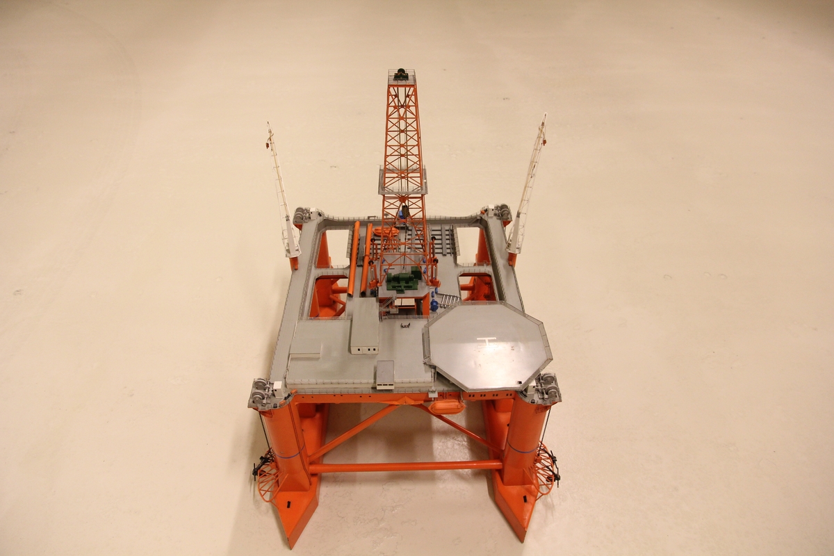 Modell av boreplattform  i dårlig stand. 2 skrog med propeller.Boretårn.