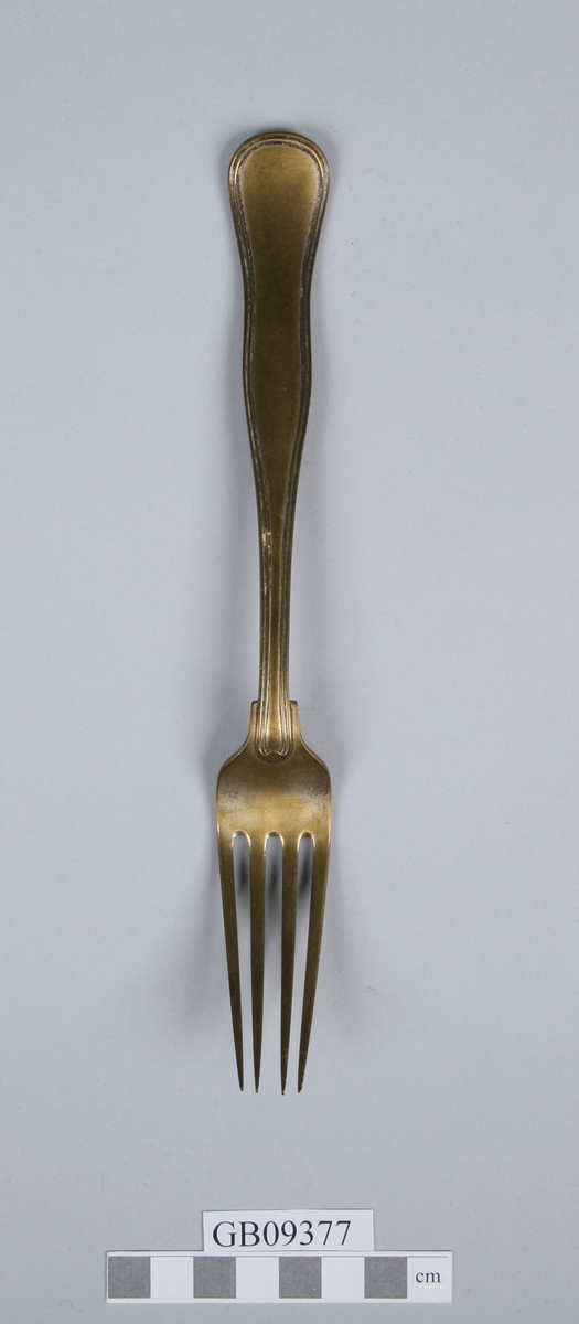 Stor gaffel med fire tinner. Dobbelkant rundt skaftet. 5 stempler på baksiden (S.E.P.L..)
