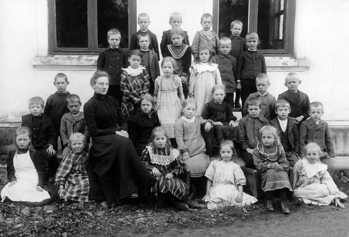 Lærerinne og 29 elever i 9-10-årsalder fra tidlig 1900 (Foto/Photo)