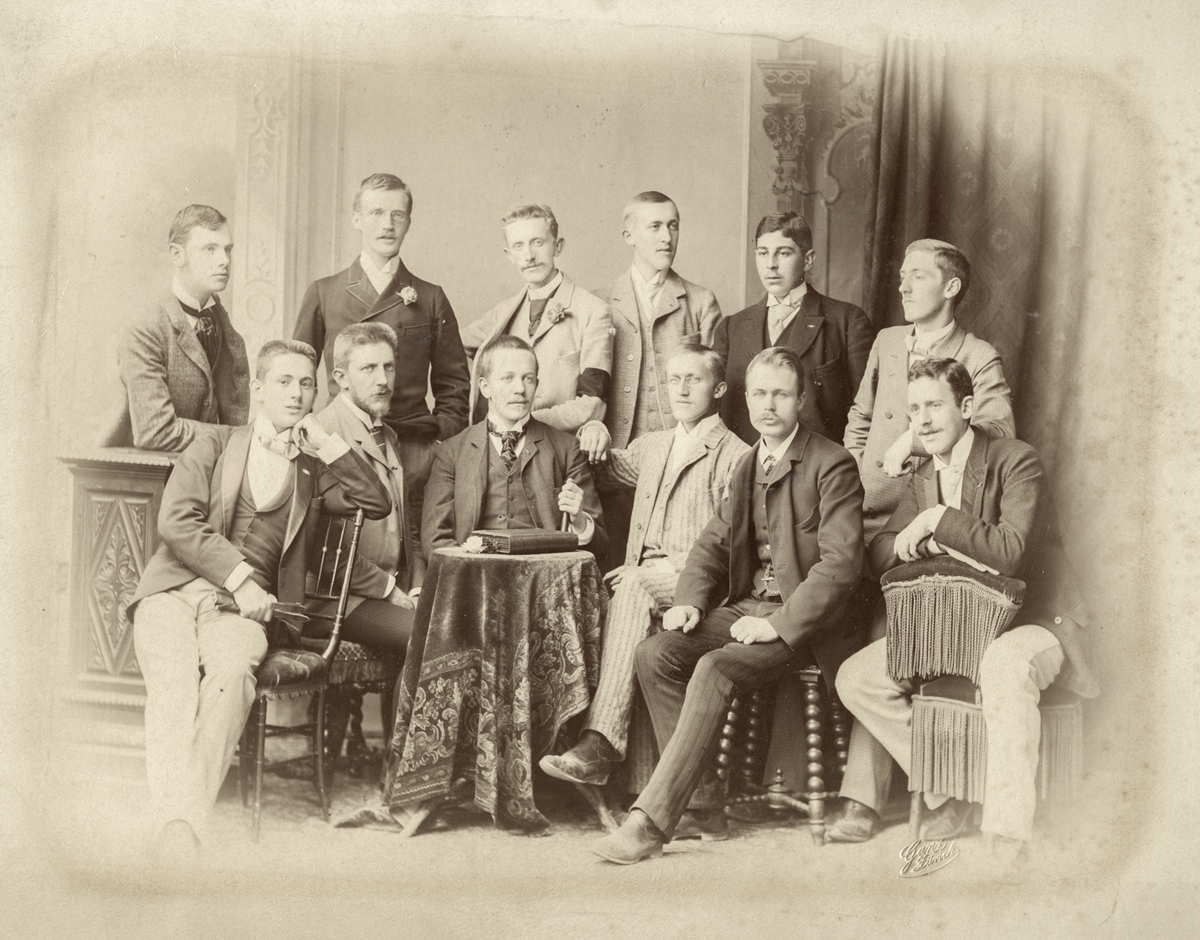 Albert Petersson og andre unge menn i eit fotoatelier i Zürich. 