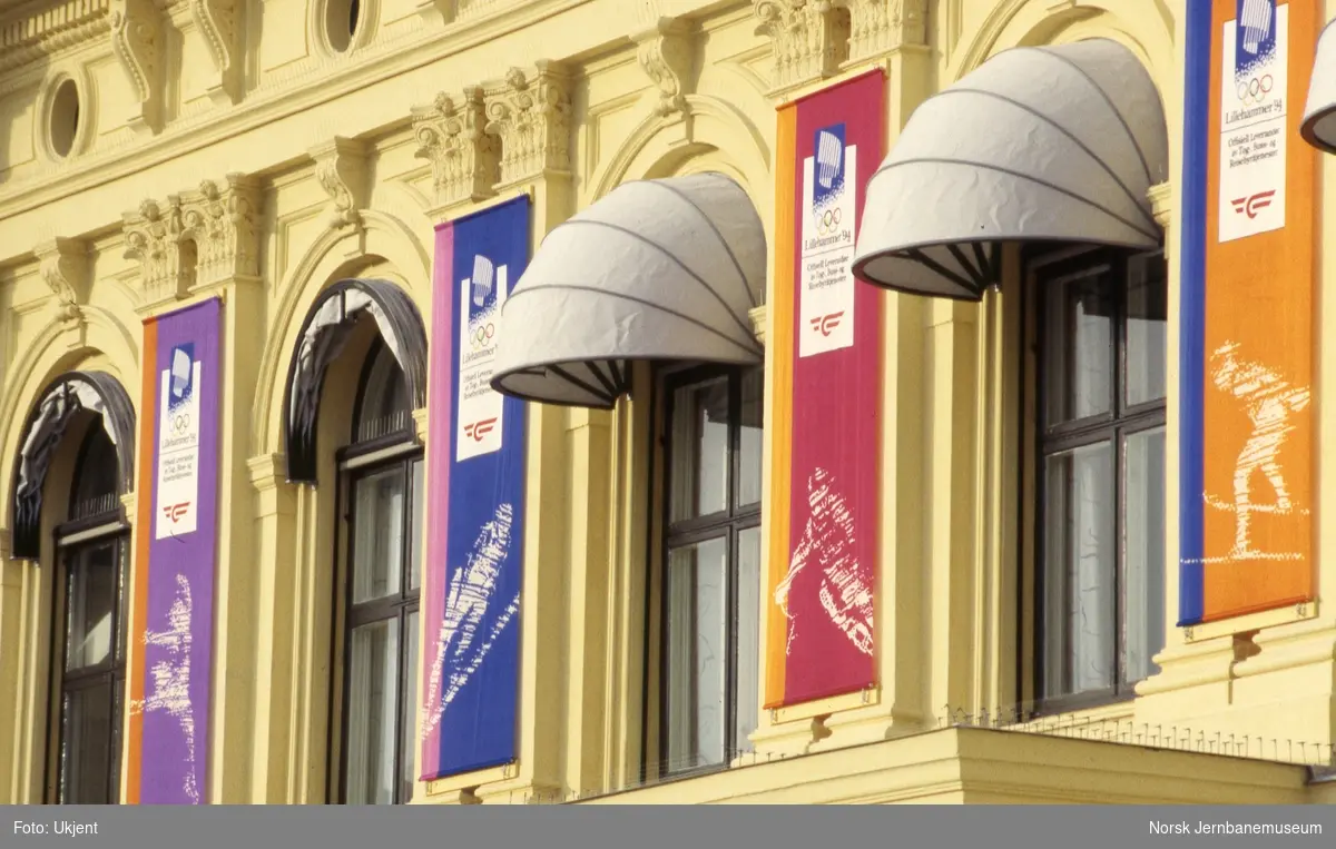 Fasaden på NSBs hovedkontor i Prinsens gate med OL-bannere