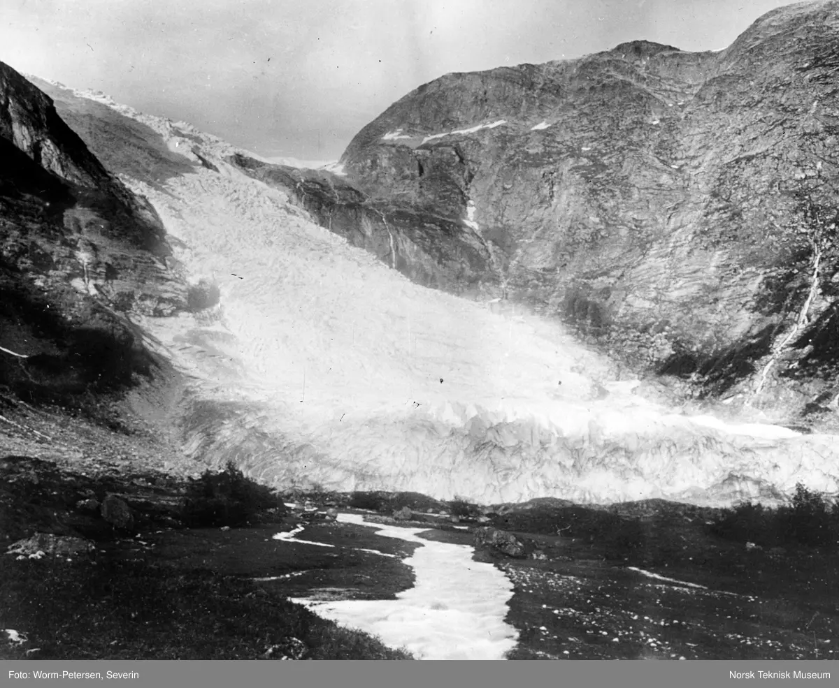 Landskapsbilde av en isbre - Norsk Teknisk Museum / DigitaltMuseum