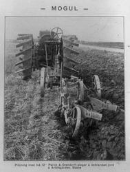 Plöjning med två 12" Parlin & Oredorff-plogar å lerblandad j