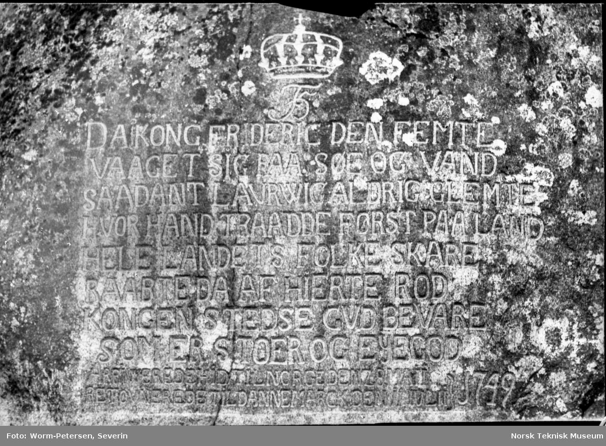 Innskrift i stein om "Kong Fredrik den Femte"
