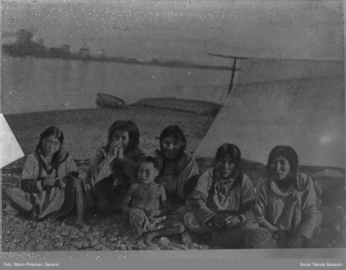 En gruppe mennesker sitter utenfor et telt Sibir.