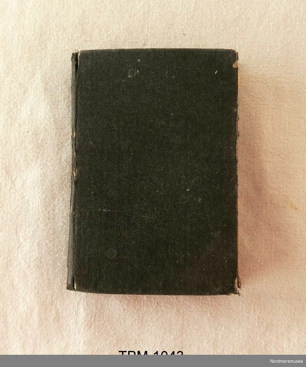 Lita songbok med svart lerretsinnbinding.
Gotisk skrift
288 sider
