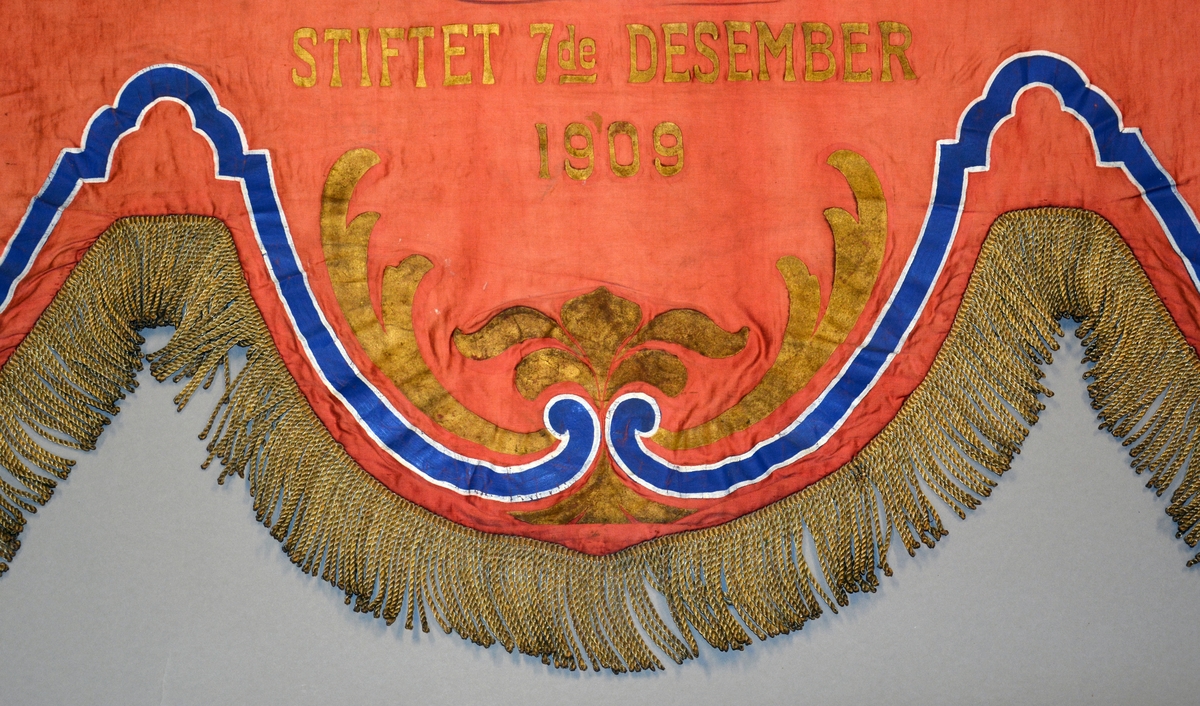 Lauvbærkrans og brannmenn