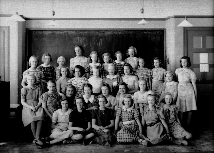 Engelbrektsskolan, klassrumsinteriör, 29 flickor med lärarinna fru Vinström.
Klass 6, sal 23.