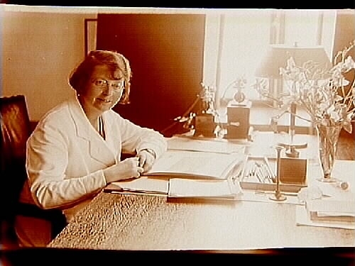 Garphytte Sanatorium, interiör, en kvinna vid sitt skrivbord.Doktor Klein