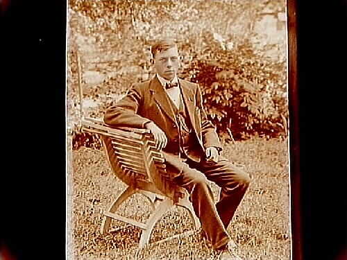 En man på trädgårdsstolen.
Artur Askling