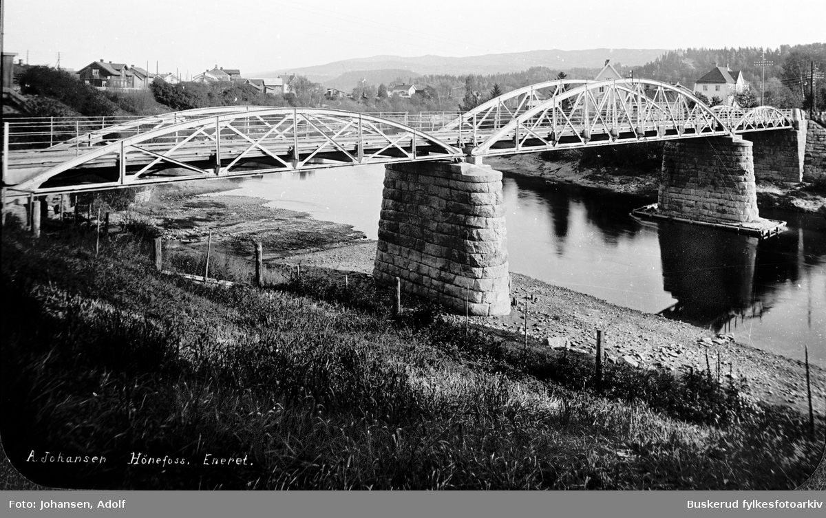 Overmannsund bru, bro over Randselva ved Overmannsundet hvor veien fra Haugsbygd kommer inn i Hønefoss. Bygget i 1903