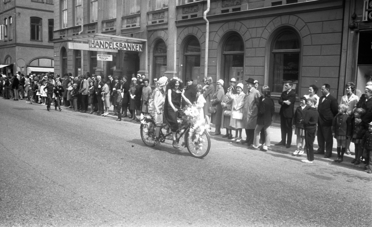 Barnens Dags Tåget 31 maj 1965

Flickor på en tandemcykel i en parad