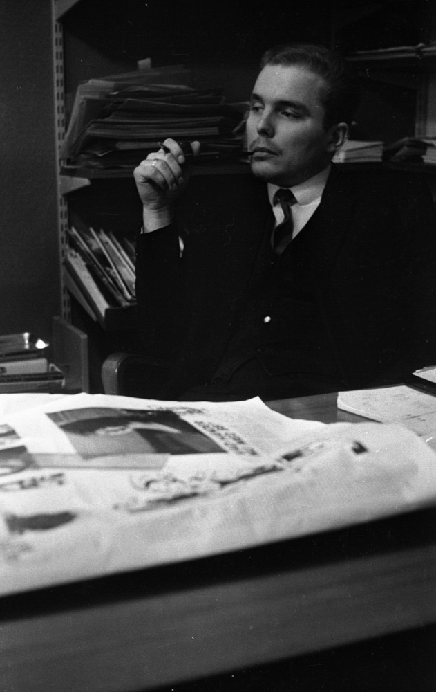 Scala 22 mars 1965.

Mati Saarväli på redaktionen för tidningen Scala International.
Det var Karl-Johan Saarväli (far till Mati Saarväli) som låg bakom tidningen Scala för den moderna mannen. Redaktionens adress var Kasernvägen 16.