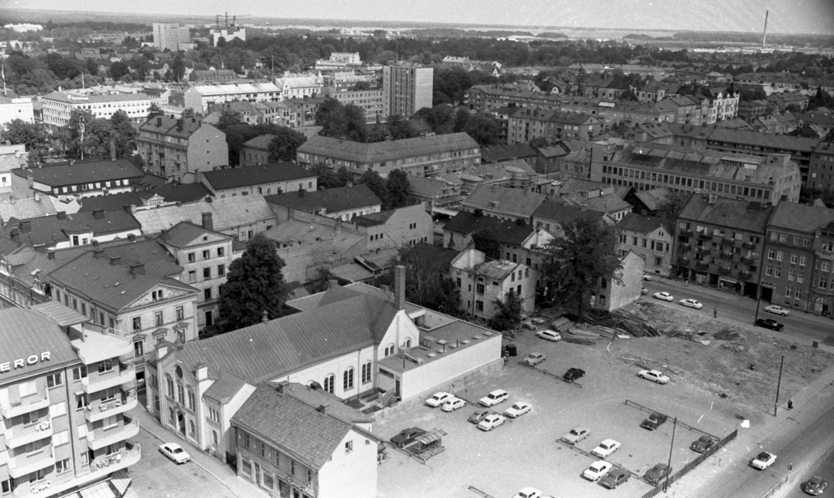 Staden Örebro 16 juni 1967.
Närmast syns kvarteret Vågen där Åhlens bygger sitt varuhus 1978. Allra närmast Betelkyrkan, till höger om den f.d. bostaden för Johan Behrn med familj, Köpmangatan.