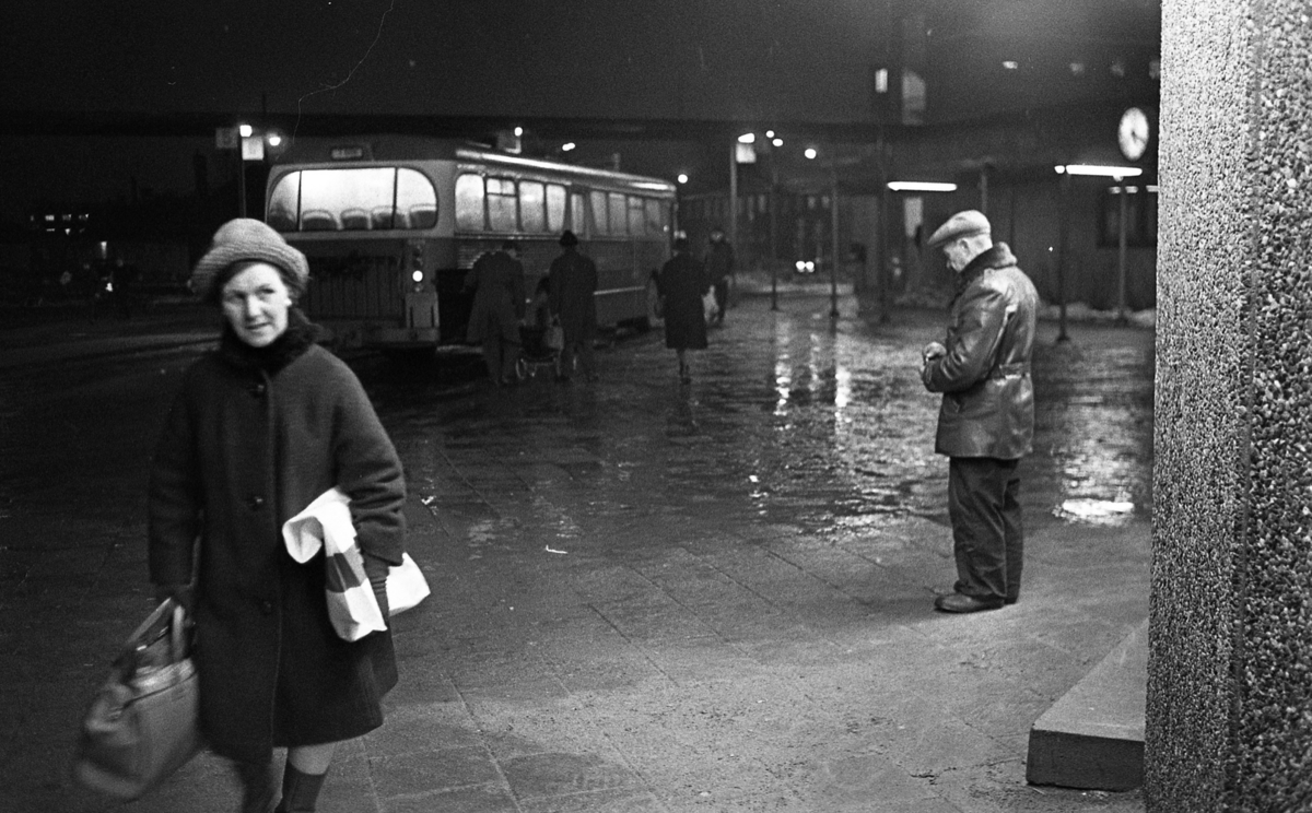 Hund, Rosenber får medalj, Pendlaren 31 jan 1968

På Örebro Busstation ser man människor på väg till bussen.