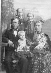 Vilhjelm og Kirsti Brandvoll med borna:
Rangdi, fødd 1893, p