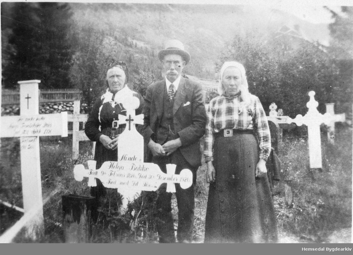 Tre syskjen ved grava til m.a. Helge Bakko, død 1927. Her fotograferte på Hemsedal kyrkjegard,ca. 1930.
Frå venstre: Kirsti S. Brandvoll (1858-1941); Tomas Bakko, fødd 1927, heime frå USA; Sigrid S. Venås (1870-1966)