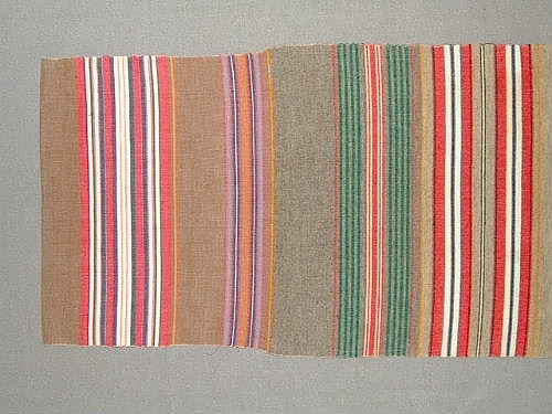 Bolstervarsprov i olika randningar och olika färgställningar. Varp i bomull och inslag i ullgarn, med undantag av en bit där även inslaget är i bomull. Bolstret vävdes upp för en inventering på 1940-talet.