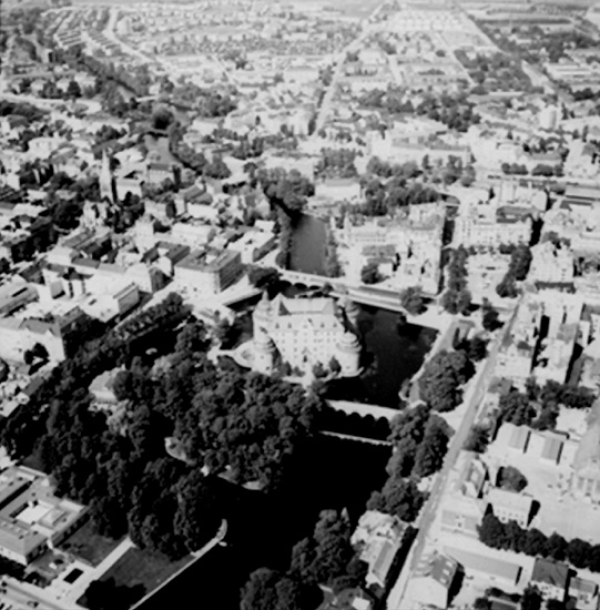 Flygfoto över Örebro, slottet, Nikolaikyrkan, m.m.