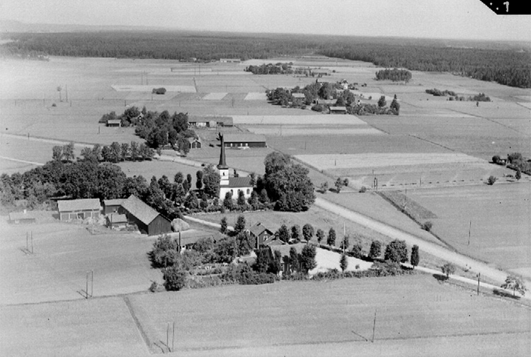 Flygfoto över Runnaby gård, bostadshus och ekonomibyggnader, Eker kyrka.
