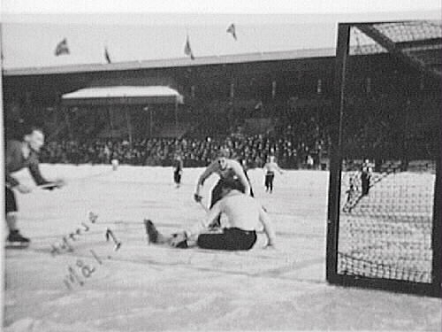 Bandy på Stockholms stadion.
Gunnar H. gör mål på Lindström i stockholms mål.