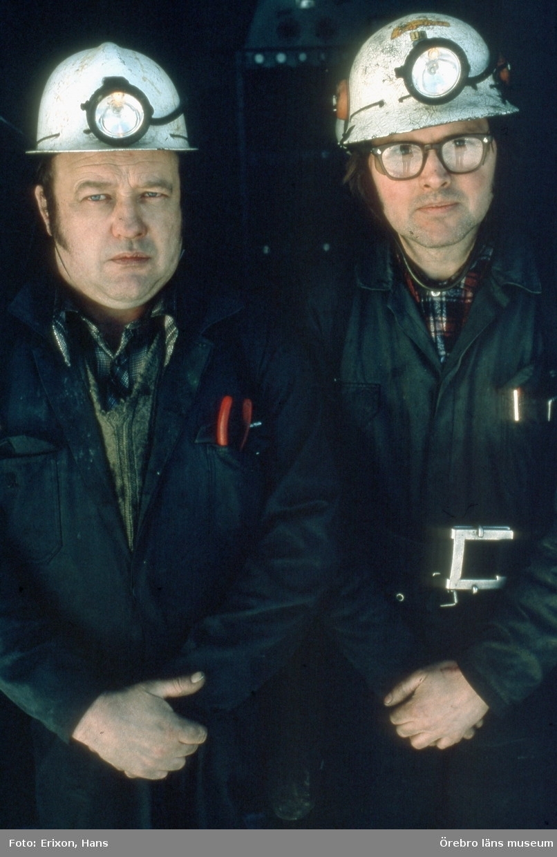 Dokumentation av Ställbergsgruvan i Ljusnarsberg, nedlagd 1977.
Från vänster: elektriker Sigurd Berg, 46 år gammal, 32 år i gruvan, där även hans far och morfar arbetade, och reparatör Roland Eriksson, 38 år gammal, 20 år i gruvan.