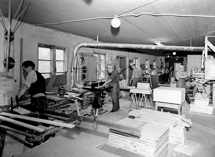 Carlsfors (Karlsfors) snickerifabrik, interiör med arbetare.