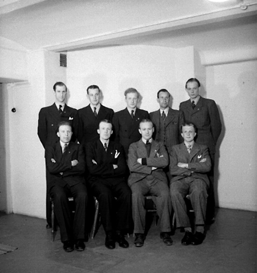 Rumsinteriör, 9 män.
Karlslunds Idrottsförening (K.I.F.), styrelsen.