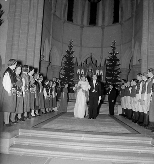 Bröllop, brudpar och bröllopsgäster i Olaus Petrikyrkan. Arne ...