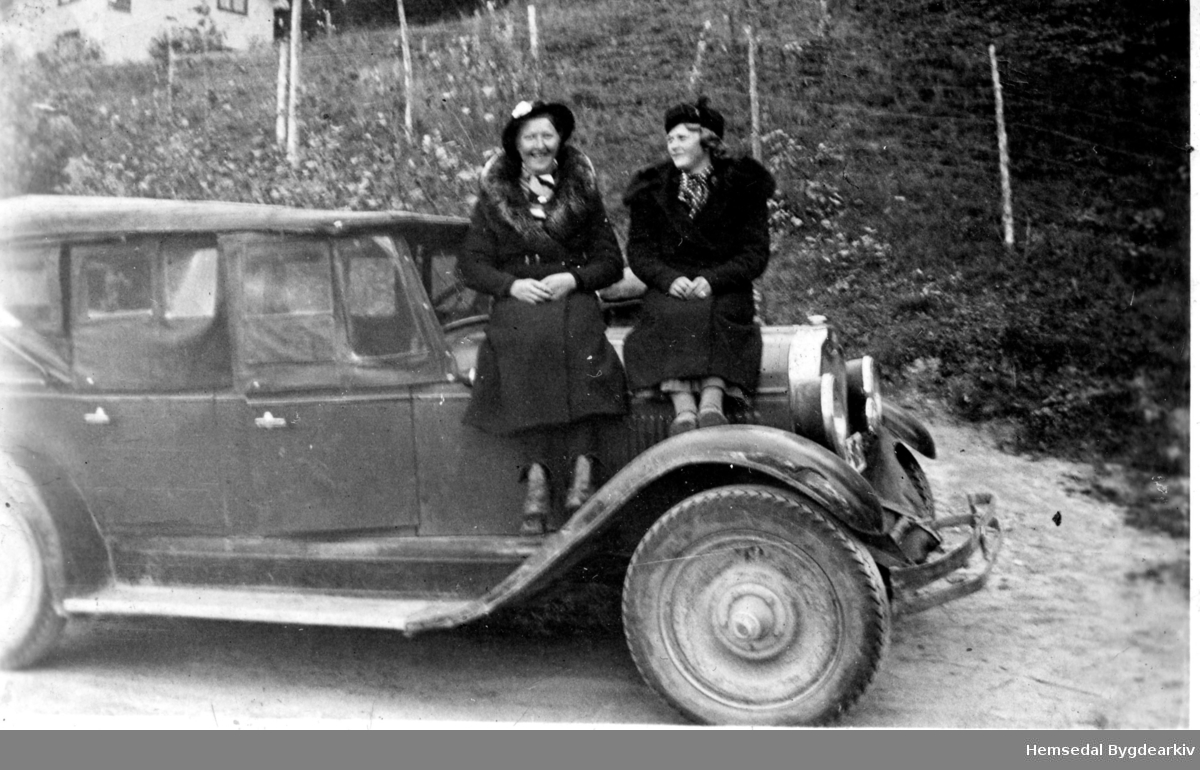 Damene skal til byen og "ta seg teneste".
Frå venstre: Kari Eikrehagen, fødd 1915, gift Jondalen og Kari Hatten, fødd 1913, gift Gjærde.
Bilen: "Oakland 1927 mod som tilhøyrde Ola Jondalen.