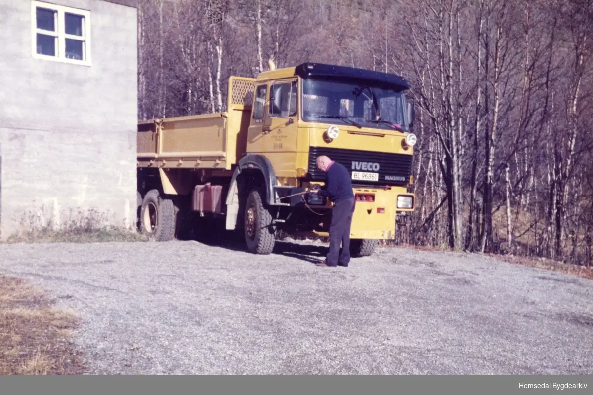 Ola Svingen framfor lastebilen. Denne lastebilen var så lettkøyrd i høve til tidlegare lastebilar at Ola Svingen kalla denne "privatbilen".
