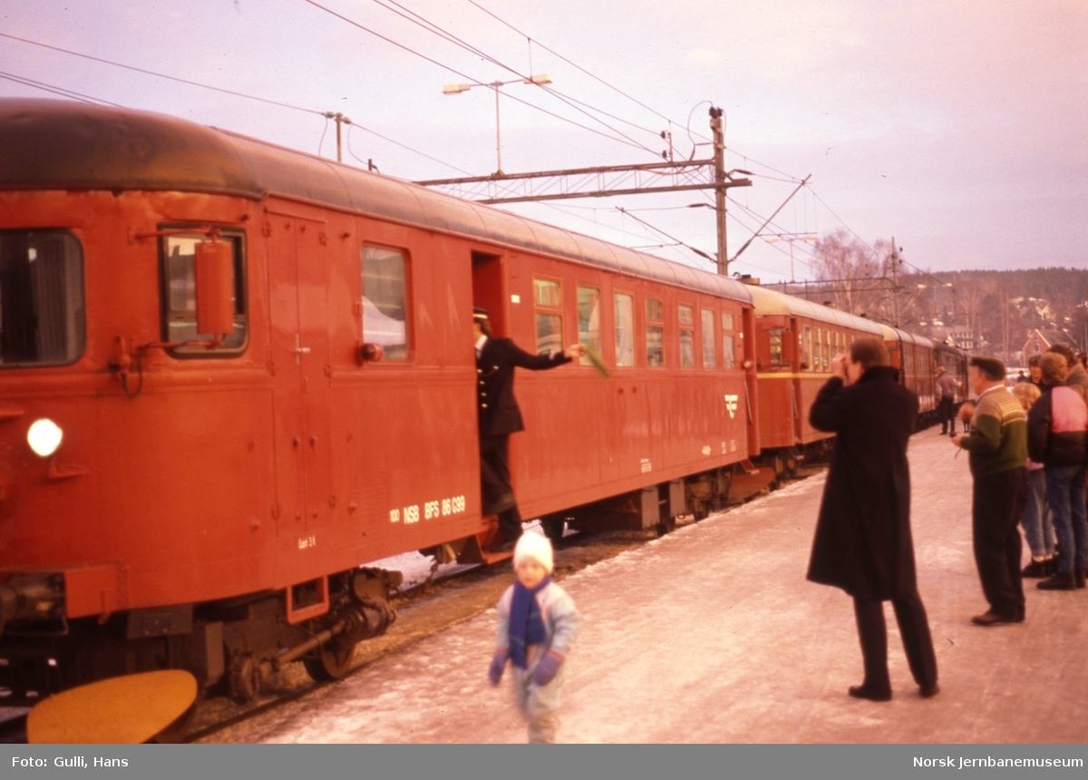 Siste persontog på Numedalsbanen 31. desember 1988 ved avgang fra Kongsberg stasjon
