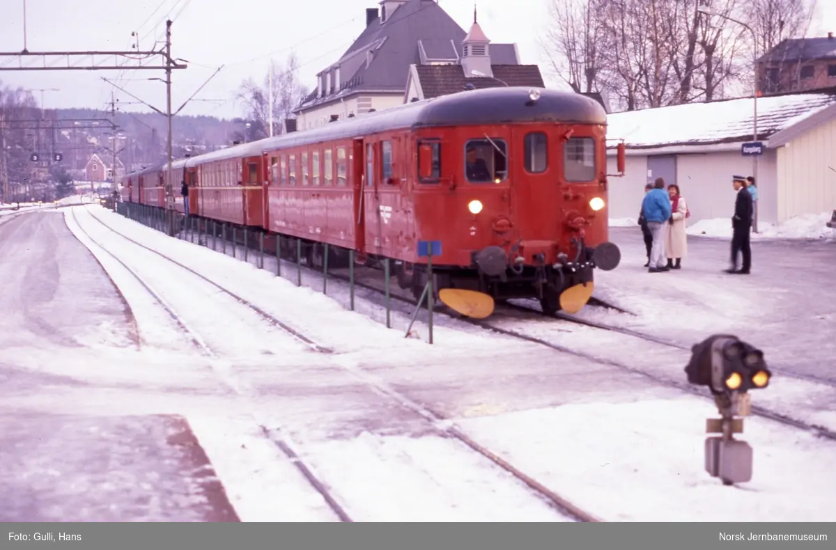 Siste persontog på Numedalsbanen 31. desember 1988 på Kongsberg stasjon