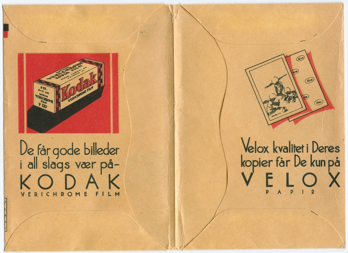 Fem negativer lå i denne konvolutten fra J.L. Nerlien A/S. Den har trykket og hånskrevet tekst. Ikke all håndskrevet tekst er tydet. Konvolutten hat to lommer på innsiden i brettet tilstand. Forsiden og innsiden har reklame for Kodak Film i form av både bilde og tekst.