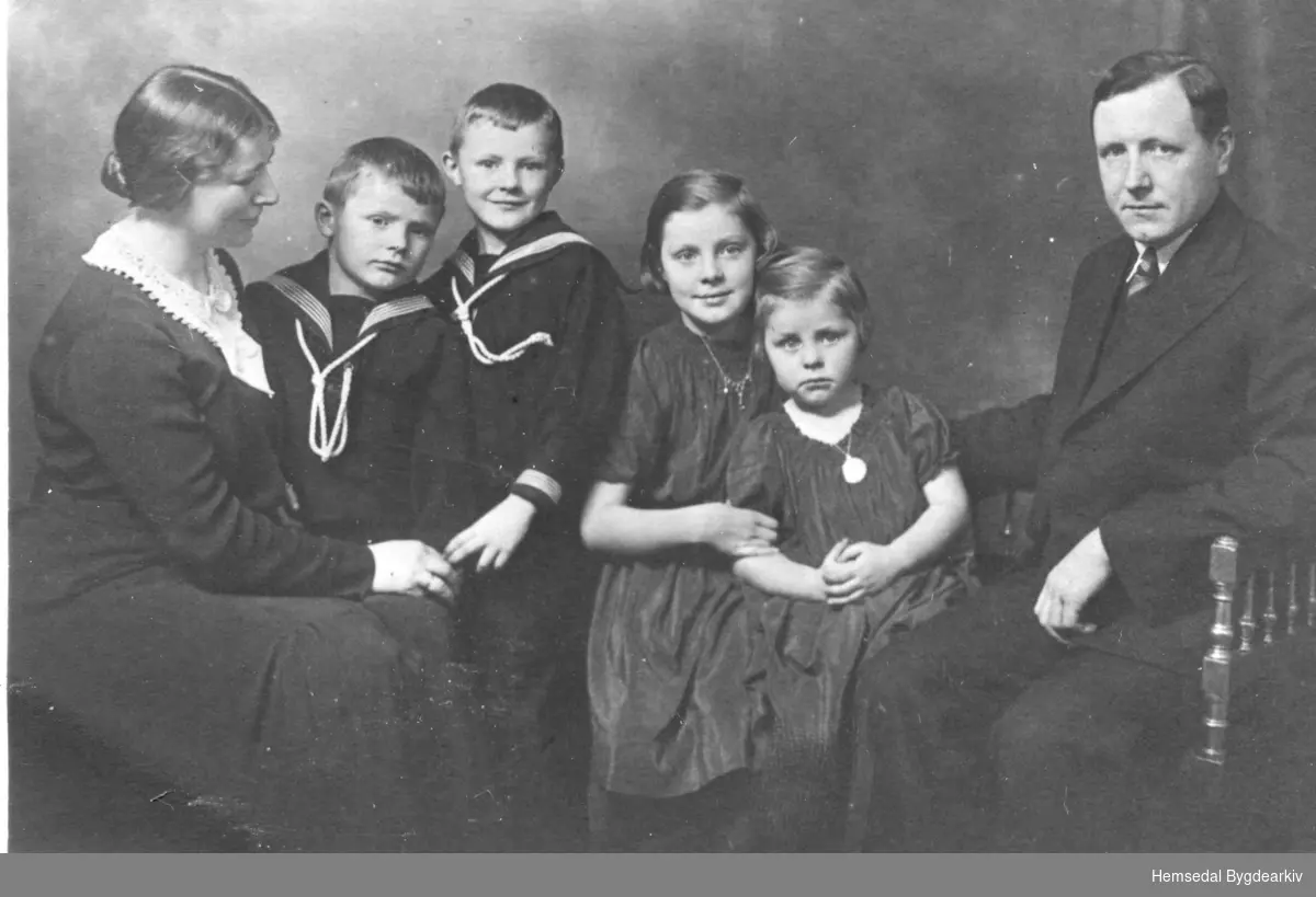Familien Rudvin.
Frå venstre: Elise, fødd Holmstøl i 1899; Arne, fødd 1929; Knut, fødd 1927; Ragnhild, fødd 1926; Kari, fødd 1931 og Ola Rudvin, fødd 1899