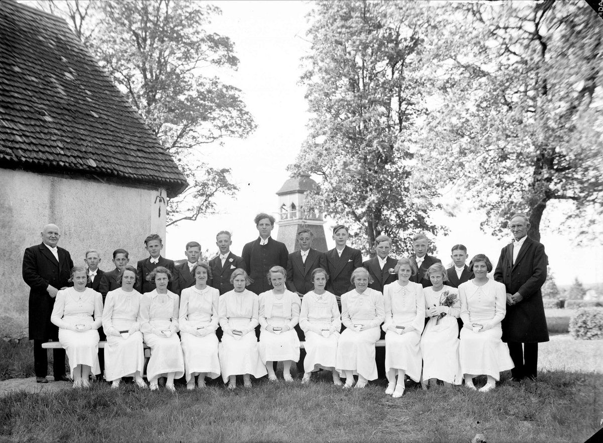 Konfirmander utanför Viksta kyrka, Viksta socken, Uppland 1938