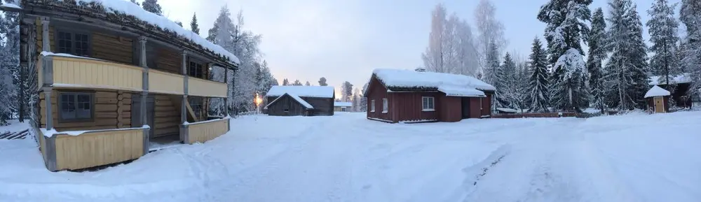 Elverumstunet, nordre del, med Haugstua til venstre og Hovslykkja til høyre.