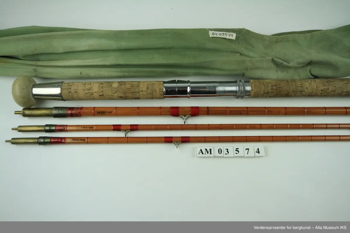 Tohånds fluestang i splitcane. Tredelt. Snelleklasse # 10-11. Stål snellefeste, endeknott av hvit gummi. To topper. Agat bunn- og toppring, bridgeringer. Egentlig en 18 fot stang, men kuttet ned til 15,5 av Hørgård selv. (Kjell måler den til 14,5 fot) Original stangpose i grønt stoff, 175 cm lang