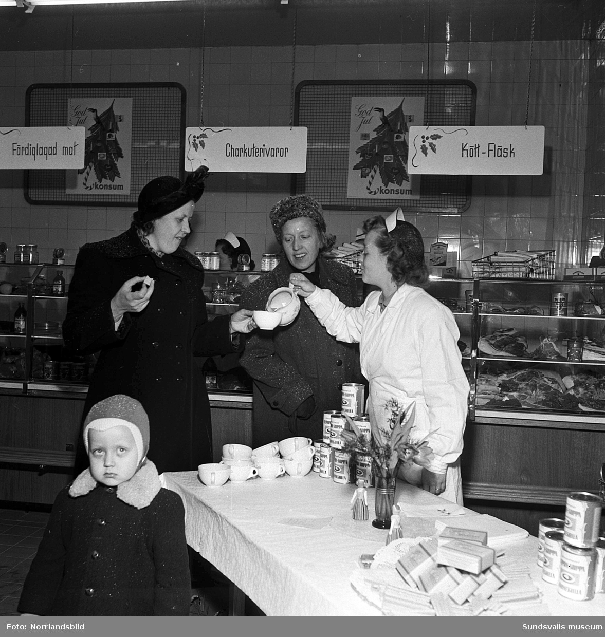 Premiär för konsums snabbköpsbutik på Vallgatan 10, Östermalm.
På första bilden är det fru Lundberg som väljer ut en bit ost.