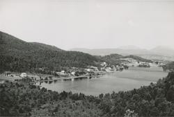 Prospektfotografi av Solevågseidet med vannet Storevalen.