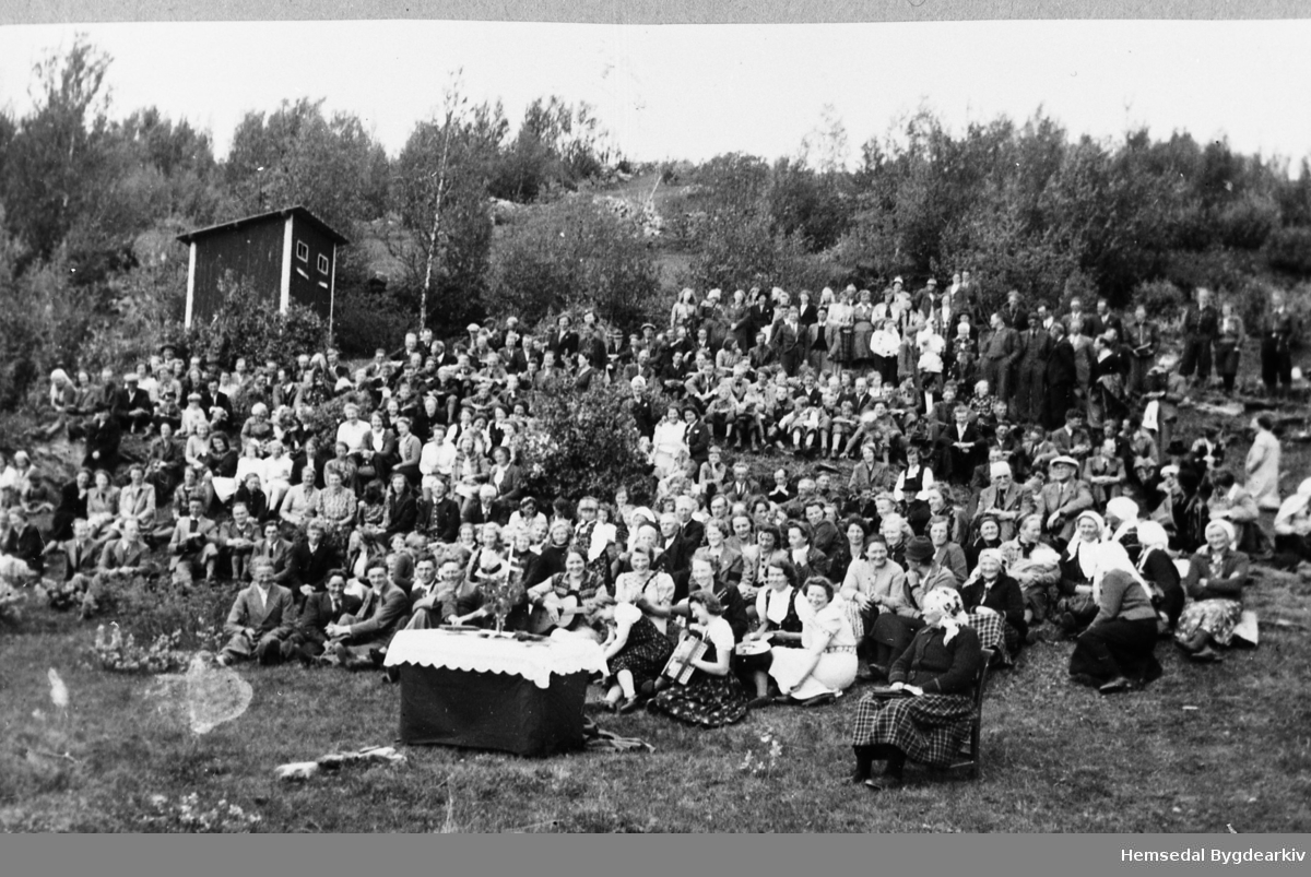 "Lykkjastemne" i 1942 (Ungdomsstemne)
Gol - og Hemsedal Kr. Ungdomslag møttest til stemne. Sjå meir om stemnet i historikken til Hemsedal Indremisjon (s. 41-42)